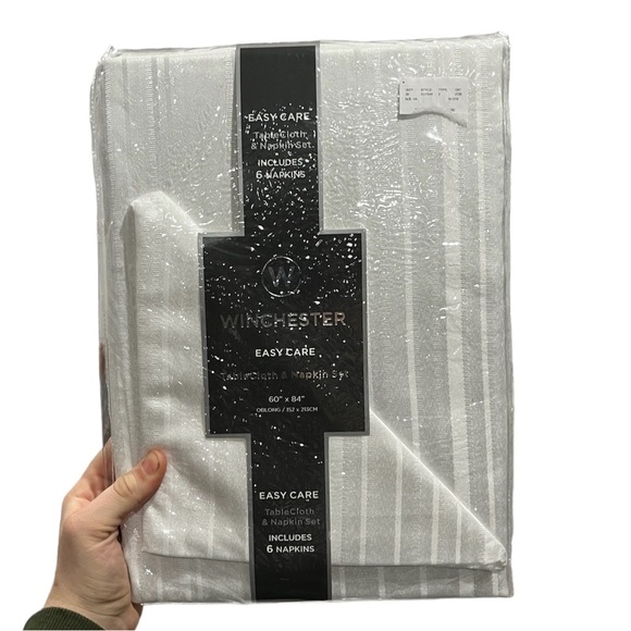Winchester| easy care table cloth & napkin set - Picture 5 of 6